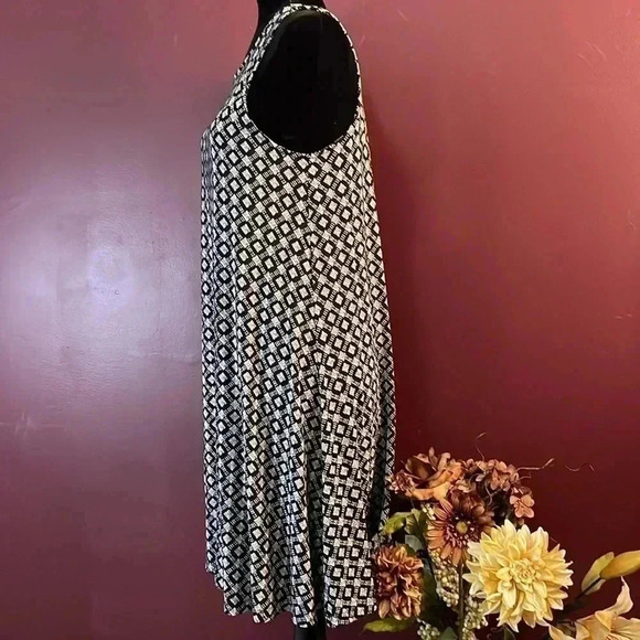 Old Navy Women’s Medium Black & White Sleeveless Stretch Slip On Dress - Picture 3 of 8